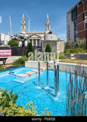 Leeds Sala Civica e la fontana in Millennium Square in estate Leeds West Yorkshire Inghilterra Foto Stock