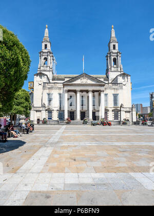 Leeds sala civica in Millennium Square in estate Leeds West Yorkshire Inghilterra Foto Stock