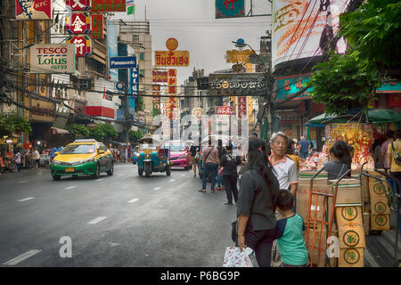 Una vista del traffico in una strada a Chinatown Foto Stock