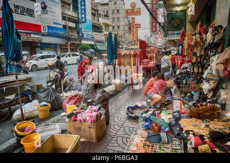 Una vista del traffico in una strada a Chinatown Foto Stock