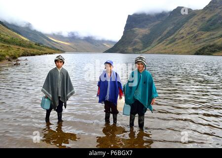 I bambini di prendere acqua - Laguna Shimbe - sciamanesimo in ' SALALA Las Huaringas ' - HUANCABAMBA.. Dipartimento di Piura .PERÙ Foto Stock