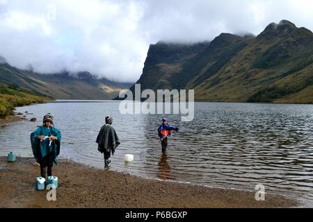 I bambini di prendere acqua - Laguna Shimbe - sciamanesimo in ' SALALA Las Huaringas ' - HUANCABAMBA.. Dipartimento di Piura .PERÙ Foto Stock