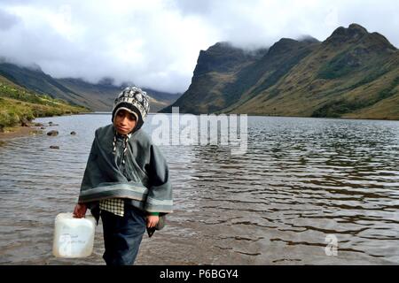 I bambini di prendere acqua - Laguna Shimbe - sciamanesimo in ' SALALA Las Huaringas ' - HUANCABAMBA.. Dipartimento di Piura .PERÙ Foto Stock