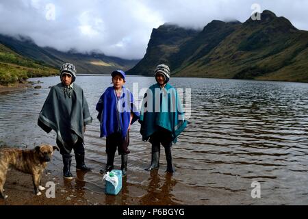 I bambini di prendere acqua - Laguna Shimbe - sciamanesimo in ' SALALA Las Huaringas ' - HUANCABAMBA.. Dipartimento di Piura .PERÙ Foto Stock