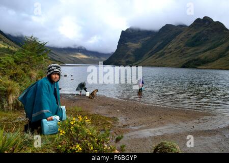 I bambini di prendere acqua - Laguna Shimbe - sciamanesimo in ' SALALA Las Huaringas ' - HUANCABAMBA.. Dipartimento di Piura .PERÙ Foto Stock