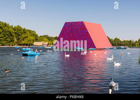 La Mastaba di Londra è un galleggiante installazione d arte dell'artista Christo situato sul lago a serpentina in Hyde Park. Foto Stock