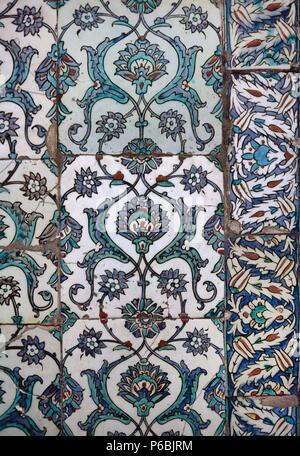 La Turchia. Istanbul. Il Topkapi Palace. Dettaglio della ceramica smaltata che decora le pareti, realizzate da potters di Iznik. Foto Stock