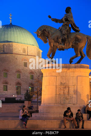 Ungheria Pecs, Szechenyi ter, Chiesa Cattolica, ex Qasim Pasha moschea, Janos Hunyadi statua, Foto Stock