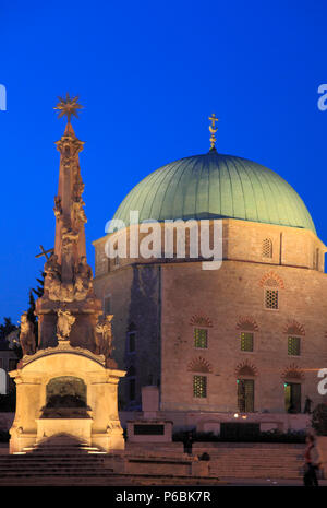 Ungheria Pecs, Szechenyi ter, Chiesa Cattolica, ex Qasim Pasha moschea, la Colonna della Santa Trinità, Foto Stock