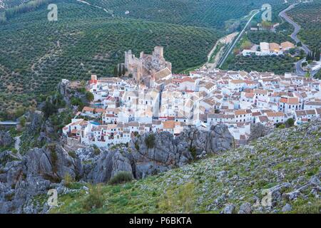 Spagna, Andalusia Regione, Provincia di Cordoba, Zuheros città. Foto Stock