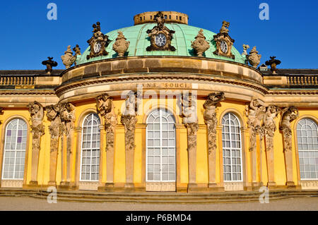 Il Schloss Sanssouci, un palazzo estivo di Federico il Grande a Potsdam, in Germania, costruito in stile rococò e barocco Foto Stock