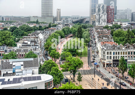 Rotterdam, Paesi Bassi, 16 Giugno 2018: elevato angolo di vista Westersingel canal con alla sua estremità la forma caratteristica della nuova stazione centrale Foto Stock