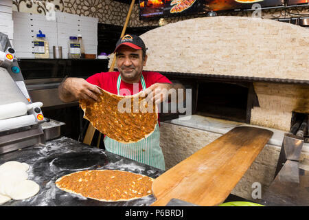 Pizzaiolo preparare pizze davanti alla pizzeria forno a Moo il Kebab, Moo il Kebab, Gzira, isola di Malta, Malta. Si tratta di un turco ristorante kebab. (91) Foto Stock