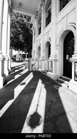 Luce e ombra attorno alle colonne del Teatro Regio a NOTTINGHAM, NOTTINGHAMSHIRE REGNO UNITO Inghilterra Foto Stock