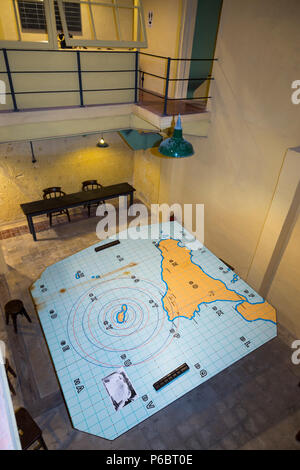 Radar tabella di incapsulazione con una mappa di isole della Sicilia e Malta usata nella difesa di Malta. Lascaris War Rooms sono un complesso sotterraneo di gallerie & Camere a La Valletta, isola di Malta. (91) Foto Stock