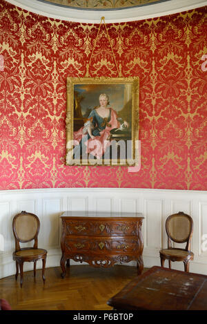 Appartamento o stanza vivente interno in Grignan Château con c diciottesimo ritratto di donna francese aristocratico Drôme Francia Foto Stock