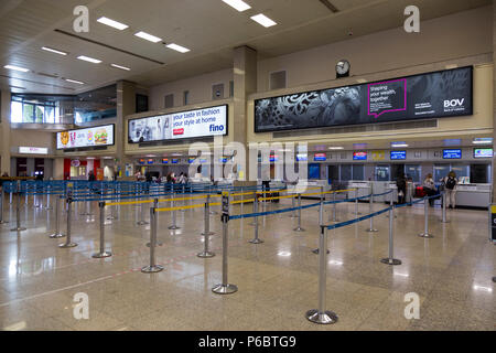 All'interno di / passeggero interni banchi di check-in / check in area scrivania nella sala partenze / sale dell'aeroporto internazionale di Malta. Isola di Malta. (91) Foto Stock