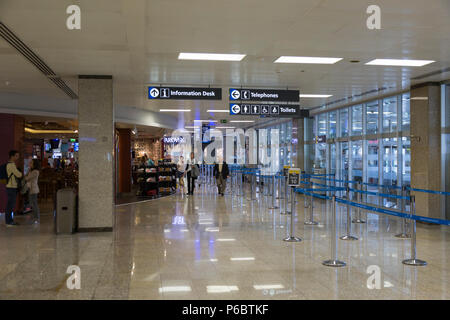 All'interno di / interni airside / aria lato vicino alla partenza dei passeggeri hall / Saloni & lounge / lounge dell'aeroporto internazionale di Malta. Isola di Malta Foto Stock