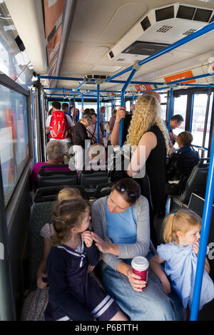 Passeggeri in bus navetta prendere transfer pullman (sul piazzale) dalla partenza lounge a bordo piano aria / Aerei / Artigianato / In aereo Aeroporto di Malta. (91) Foto Stock