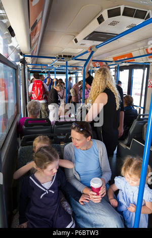 Passeggeri in bus navetta prendere transfer pullman (sul piazzale) dalla partenza lounge a bordo piano aria / Aerei / Artigianato / In aereo Aeroporto di Malta. (91) Foto Stock