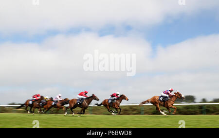 La pace prevale guidata da Jane Elliott (a destra) vince il Club 188 Exclusive Offers handicap di Fillies all'ippodromo di Yarmouth. Foto Stock