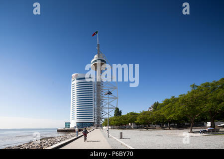 La torre Vasco da Gama è un 145-metro torre tralicciata con grattacielo.Lisbona grattacielo più alto del, con 140 metri. Foto Stock