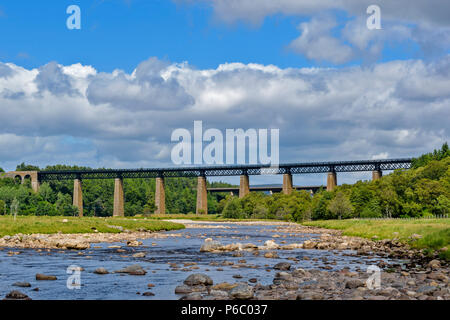 FINDHORN viadotto ferroviario TOMATIN SCOZIA OLTRE IL FIUME FINDHORN Vista del viadotto sul fiume Foto Stock