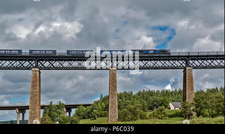 FINDHORN viadotto ferroviario TOMATIN SCOZIA OLTRE IL FIUME FINDHORN con treno merci meno di biossido di carbonio Foto Stock