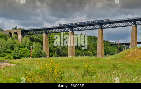 FINDHORN viadotto ferroviario TOMATIN SCOZIA OLTRE IL FIUME FINDHORN CON IL TRENO Foto Stock