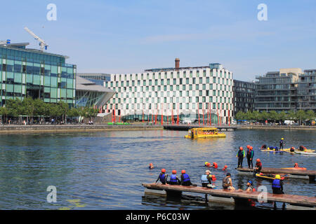 Grand Canal Docks, Dublino, Irlanda, spesso chiamato Silicon Docks con il Marker Hotel sullo sfondo. Foto Stock