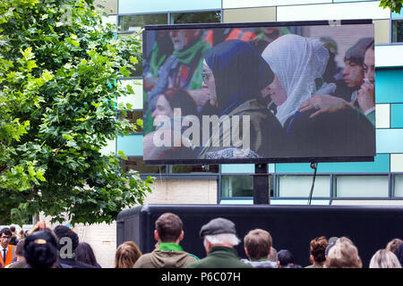 Il primo anniversario del 24 piani Grenfell a torre dell'edilizia pubblica appartamenti fire quale rivendicato 72 vive. La Outdoor Tv schermo televisivo il servizio. South Kensington, Londra, Regno Unito, 14 giugno 2018. Foto Stock