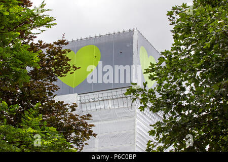 Il primo anniversario del 24 piani Grenfell a torre dell'edilizia pubblica appartamenti fire quale rivendicato 72 vive. La bruciata shell ha ormai coperto in un telone bianco con il messaggio 'Grenfell per sempre nei nostri cuori " South Kensington, Londra, Regno Unito, 14 giugno 2018. Foto Stock