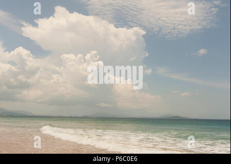 La spiaggia incontaminata a Haitang Bay, Hainan in Cina Foto Stock