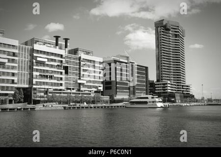 Lo skyline di grattacieli in Melbourne Docklands. Australian città moderna. In bianco e nero il tono - retro monocromatico colore stile. Foto Stock