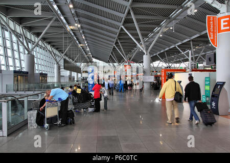 Varsavia - 31 agosto: area partenze su agosto 31, 2010 a Varsavia AEREOPORTO CHOPIN, Polonia. Con 8.7m pax per il 2010, è l'aeroporto più trafficato della Polonia. Foto Stock