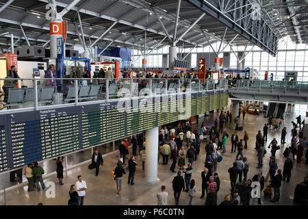 Varsavia - 31 agosto: Aeroporto interni il 31 agosto 2010 a Varsavia AEREOPORTO CHOPIN, Polonia. Con 8.7m pax per il 2010, è l'aeroporto più trafficato della Polonia. Foto Stock