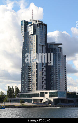 GDYNIA, Polonia - 1 settembre: Mare torri grattacielo il 1 settembre 2010 a Gdynia, Polonia. La 141m alto grattacielo finito nel 2009 è il più alto b Foto Stock