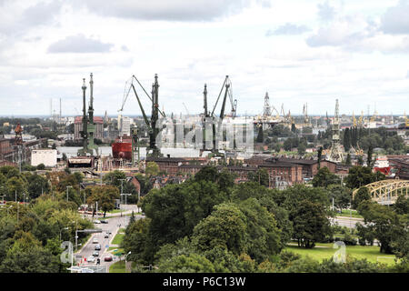 Polonia - Gdansk city (anche sapere nas Danzig) nella regione della Pomerania. Architettura Industriale vista aerea. Cantiere e gru portuali. Foto Stock