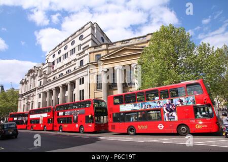 Londra - 13 Maggio: persone ride gli autobus di Londra il 13 maggio 2012 a Londra. Come del 2012, LB serve 19.000 fermate di autobus con una flotta di autobus 8000. In un giorno della settimana 6 Foto Stock