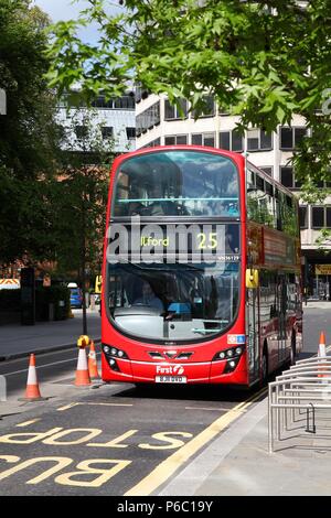 Londra - 13 Maggio: Persone corsa di autobus di Londra il 13 maggio 2012 a Londra. Come del 2012, LB serve 19.000 fermate di autobus con una flotta di autobus 8000. In un giorno feriale 6 m Foto Stock