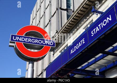 Londra - 13 Maggio: stazione della metropolitana di Londra entrata su 13 Maggio 2012 a Londra. La metropolitana di Londra è il più trafficato xi sistema di metropolitana in tutto il mondo con 1.1 Foto Stock