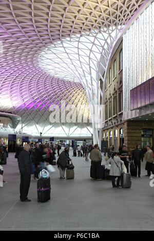 Londra - 15 Maggio: viaggiatori in fretta il 15 maggio 2012 a King's Cross e dalla stazione ferroviaria di Londra. Con 26 milioni di viaggiatori annuo (2011-12) è uno dei Foto Stock