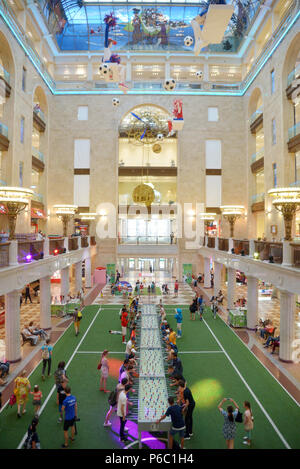 Mosca, Russia - 15 Luglio 2018:Francesca e la Croazia è un fan celebrare durante il 2018 FIFA World Cup nelle finali di partita di calcio tra la Francia e C Foto Stock