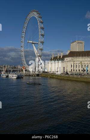 Ampia vista sul fiume Tamigi nel centro della città di Londra, Inghilterra con il London eye Foto Stock
