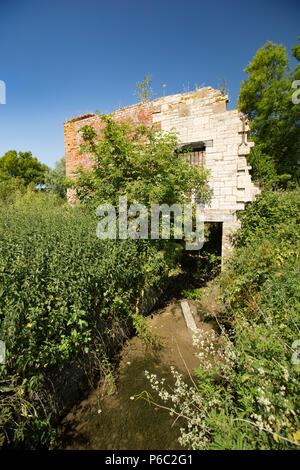 I derelitti resti del mulino di taglio sul Dorset Stour fiume vicino a Sturminster Newton. Nord Inghilterra Dorset Regno Unito GB Foto Stock