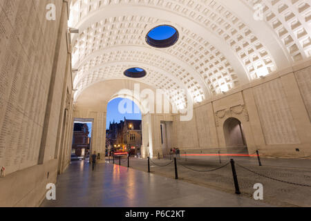 Vista delle pareti interne adel Menin Gate, Ypres, Belgio, con i soldati dei nomi Foto Stock