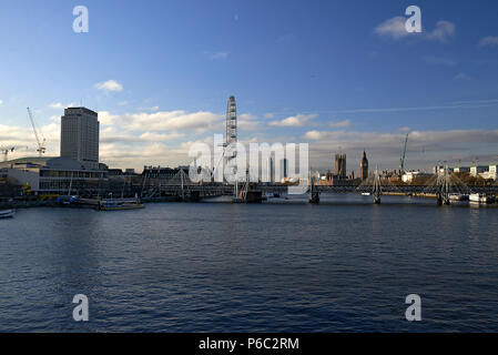 Ampia vista sul fiume Tamigi nel centro della città di Londra, Inghilterra Foto Stock