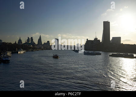 Ampia vista sul fiume Tamigi nel centro della città di Londra, Inghilterra Foto Stock
