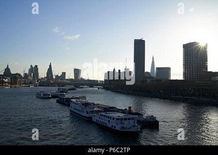 Ampia vista sul fiume Tamigi nel centro della città di Londra, Inghilterra Foto Stock