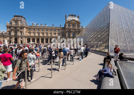 Parigi, Francia - 23 Giugno 2018: Turisti in attesa in linea di fronte l'ingresso al museo del Louvre Foto Stock